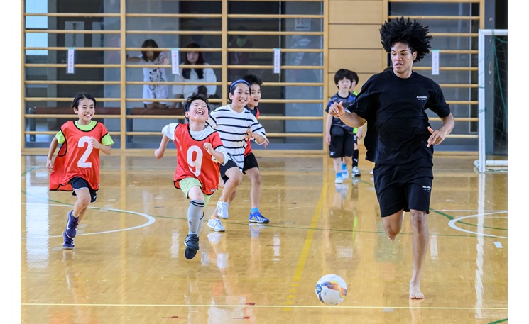 サッカーのチェイス選手（尚志高出身）児童を指導　鏡石
