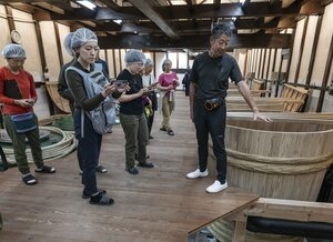自然配慮の酒造り学ぶ　パタゴニア関係者　郡山の仁井田本家を訪問