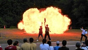 アガる炎背にヒーロー気分　須賀川・長沼で爆発撮影体験会