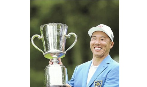 ゴルフ国内男子　内藤寛太郎（郡山出身）４４歳初Ｖ　県勢初　２５アンダーはジャンボ超え大会新