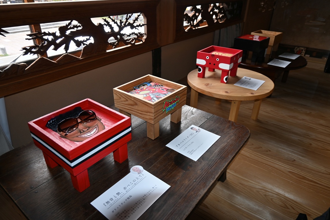 吉本の芸人赤べこ描く　５月６日まで若松