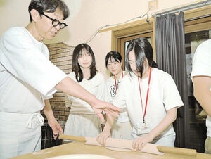 韓国の大学生らそば打ち体験　福島で対日理解促進交流プログラム