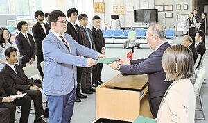 会津大　秋季卒業・修了生に学位記を授与