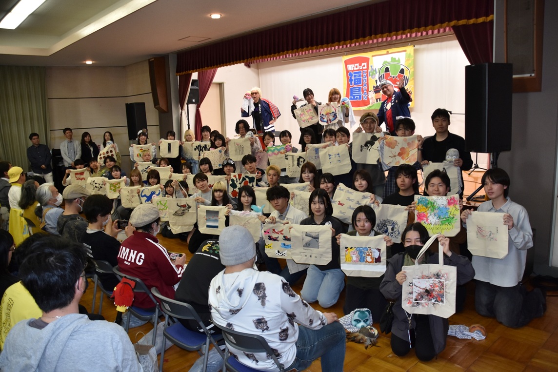 東京芸大１年生　なみえ創成中に特製バッグ寄贈