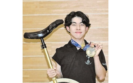 一輪車世界大会で優勝　福島の佐藤歩緒さん（国際情報工科自動車大学校）　３回転大技決める　ペアも３位
