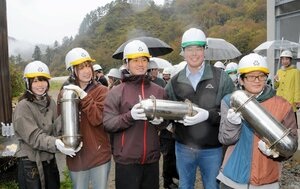 八十里越がつなぐ絆　只見と新潟・三条の若者が１２年前のタイムカプセル開封