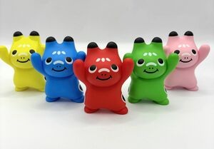 カプセルトイ「赤べこのおみみちゃん　ばんざいペンおき」話題に　１回４００円