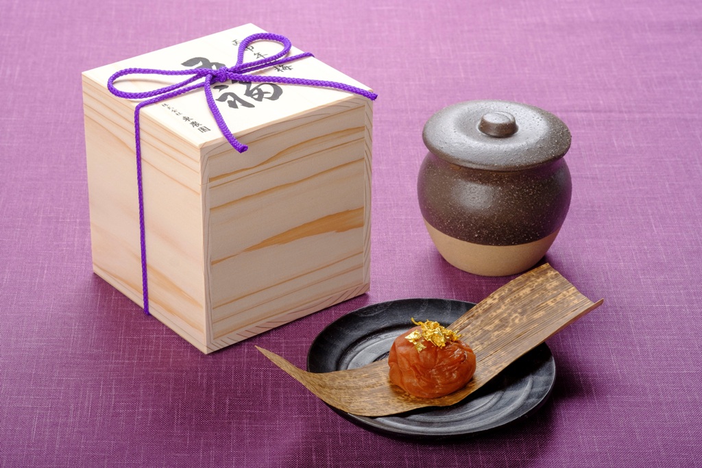 丙申年の梅 五福 1粒 壺 木箱 金箔入り 五代庵のプレゼント ギフト通販 Tanp タンプ