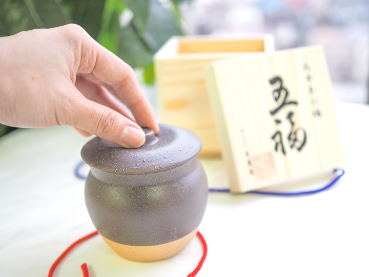 丙申年の梅 五福 1粒［壺・木箱・金箔入り］ | 五代庵のプレゼント