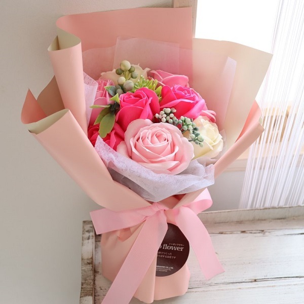 選べるぬいぐるみとソープフラワーの花束 | アトリエ美鈴のプレゼント