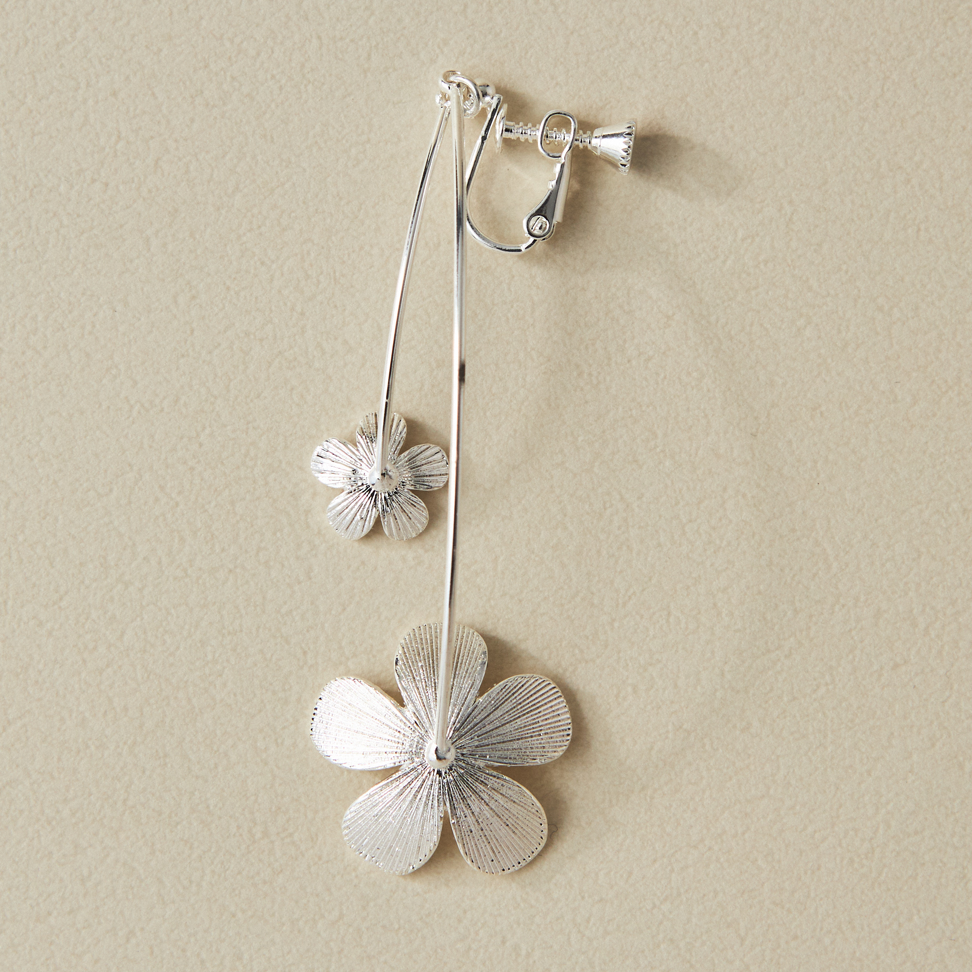 Combi plated flower ピアス／イヤリング | zoule（ゾーラ）の 