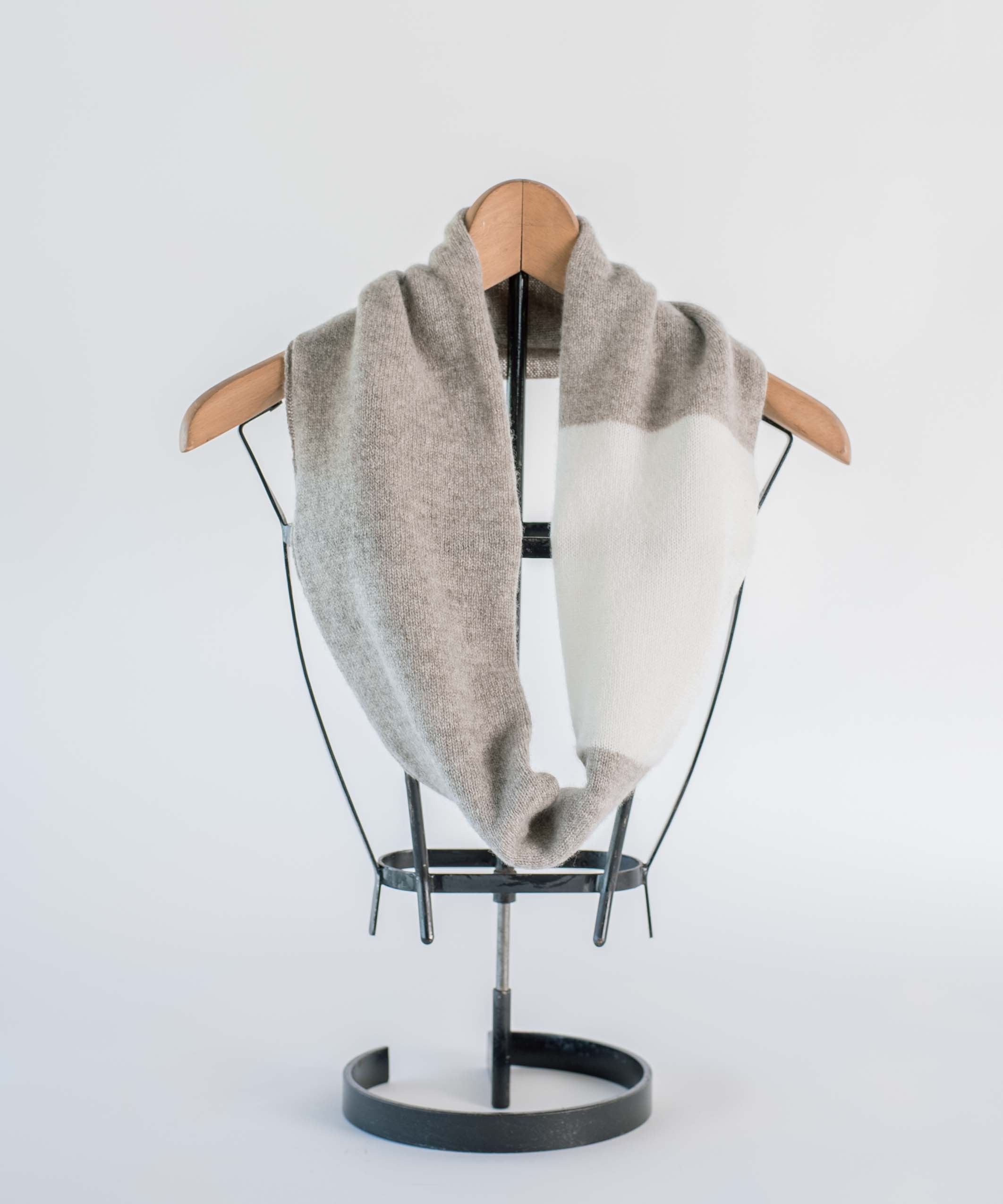 手編み機で編まれた】カシミヤ100%スヌード | AND WOOL（アンドウール