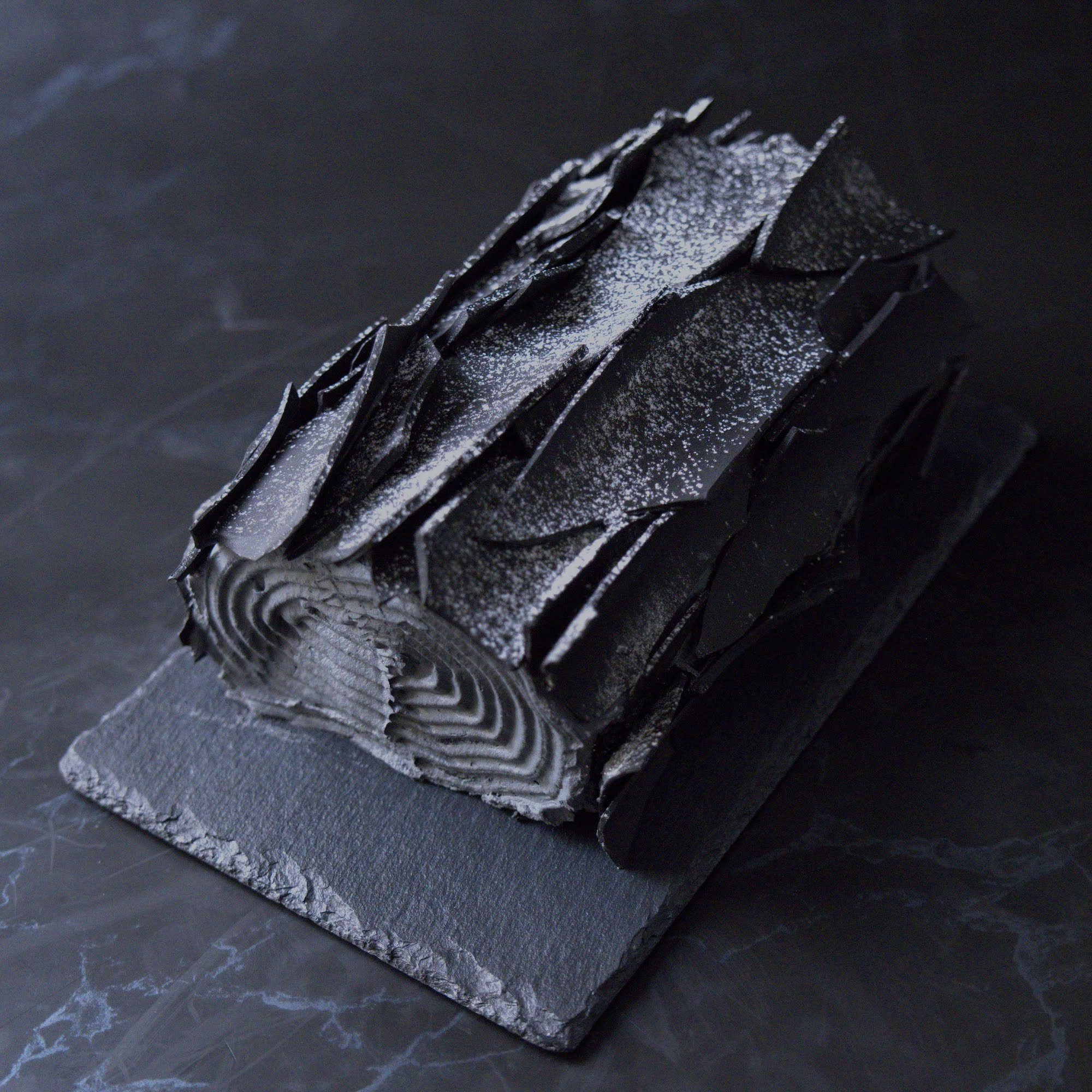 期間限定】黒の美学を纏ったブッシュドノエル：クリスマス2025 | BLVCK