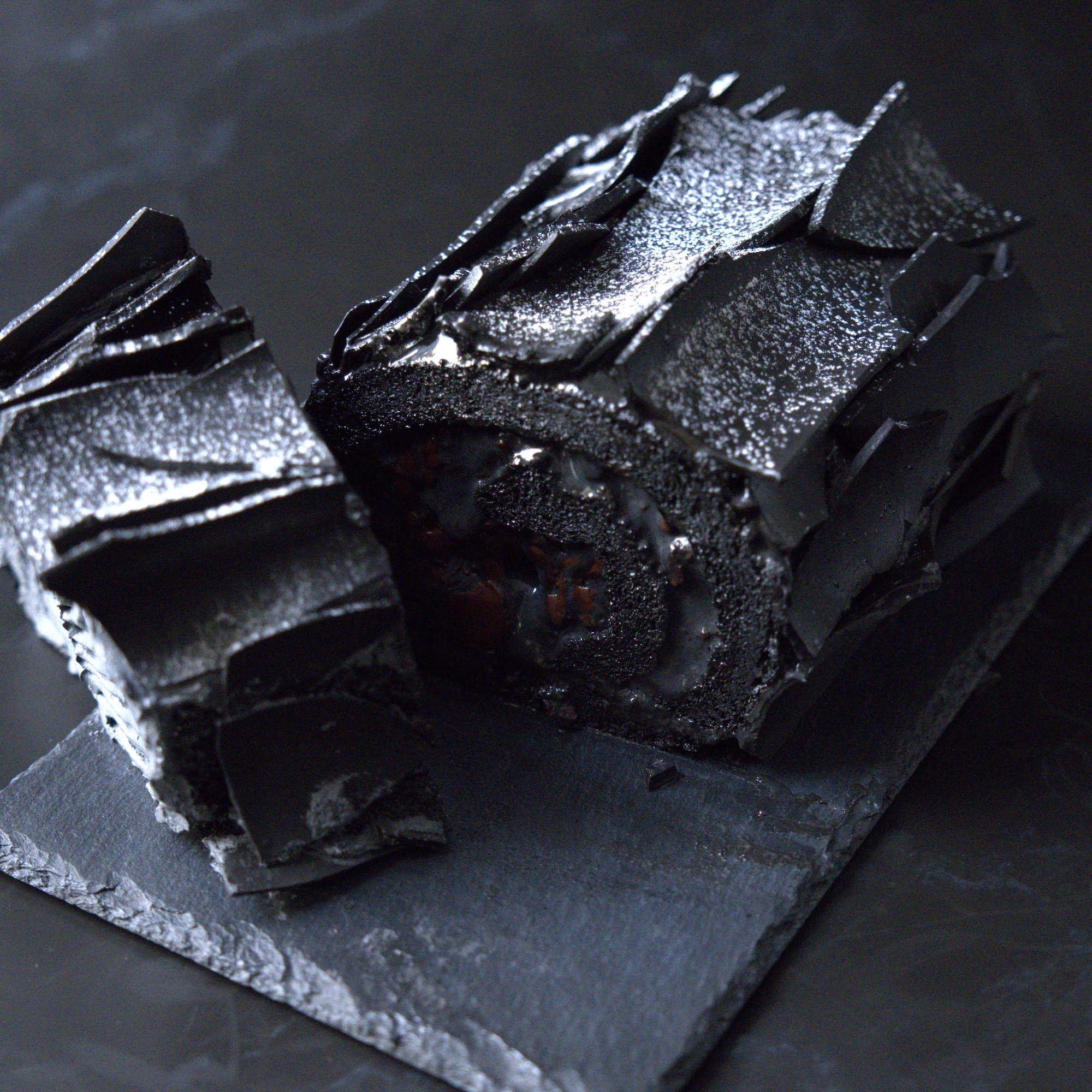 期間限定】黒の美学を纏ったブッシュドノエル：クリスマス2025 | BLVCK