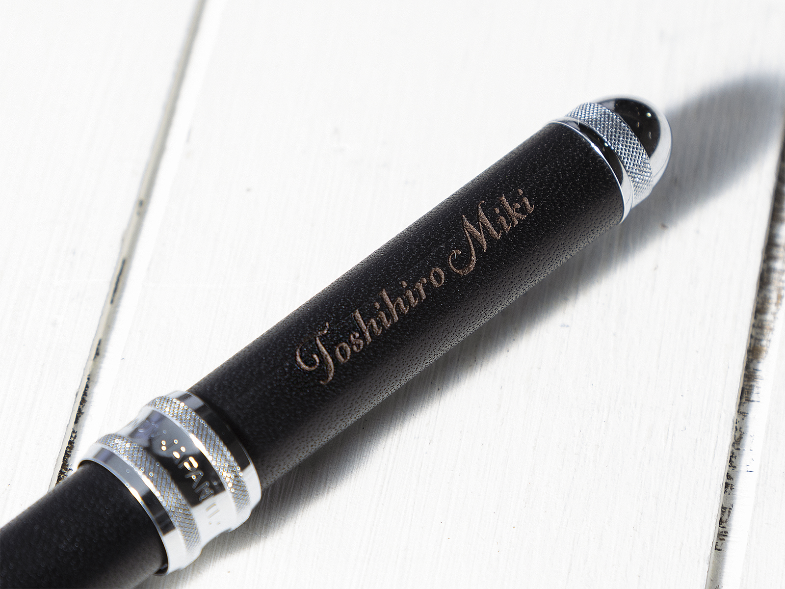 名入れギフト】多機能ペン ダブル3アクション 牛本革巻き | プラチナ