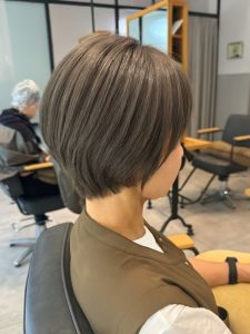 ミディアム・ミディアムヘアのカット・レングスのヘアカタログ・ヘアスタイル・髪型のイメージ・テイスト画像