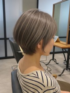 ミディアム・ミディアムヘアのカット・レングスのヘアカタログ・ヘアスタイル・髪型のイメージ・テイスト画像