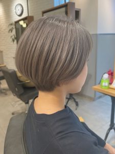 ミディアム・ミディアムヘアのカット・レングスのヘアカタログ・ヘアスタイル・髪型のイメージ・テイスト画像