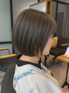 ミディアム・ミディアムヘアのカット・レングスのヘアカタログ・ヘアスタイル・髪型のイメージ・テイスト画像