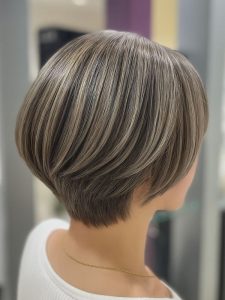 ミディアム・ミディアムヘアのカット・レングスのヘアカタログ・ヘアスタイル・髪型のイメージ・テイスト画像