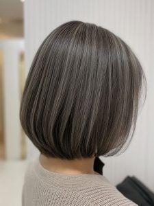 ミディアム・ミディアムヘアのカット・レングスのヘアカタログ・ヘアスタイル・髪型のイメージ・テイスト画像