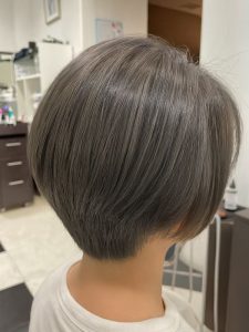 ミディアム・ミディアムヘアのカット・レングスのヘアカタログ・ヘアスタイル・髪型のイメージ・テイスト画像