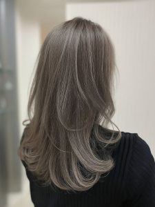 ミディアム・ミディアムヘアのカット・レングスのヘアカタログ・ヘアスタイル・髪型のイメージ・テイスト画像