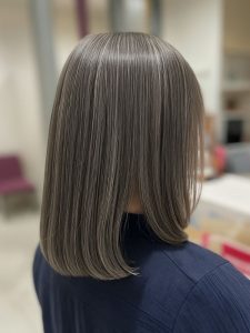 ミディアム・ミディアムヘアのカット・レングスのヘアカタログ・ヘアスタイル・髪型のイメージ・テイスト画像