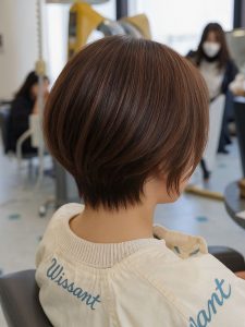 ミディアム・ミディアムヘアのカット・レングスのヘアカタログ・ヘアスタイル・髪型のイメージ・テイスト画像