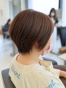 ミディアム・ミディアムヘアのカット・レングスのヘアカタログ・ヘアスタイル・髪型のイメージ・テイスト画像