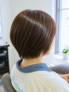 ミディアム・ミディアムヘアのカット・レングスのヘアカタログ・ヘアスタイル・髪型のイメージ・テイスト画像