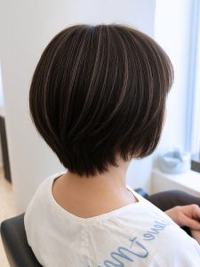ミショートボブ×黒髪ハイライトのヘアカタログ・ヘアスタイル・髪型のイメージ・テイスト画像