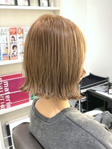 ミディアム・ミディアムヘアのカット・レングスのヘアカタログ・ヘアスタイル・髪型のイメージ・テイスト画像