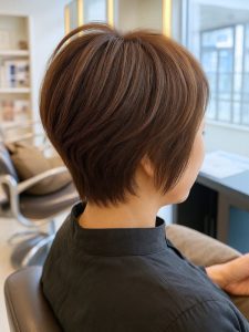 ミディアム・ミディアムヘアのカット・レングスのヘアカタログ・ヘアスタイル・髪型のイメージ・テイスト画像