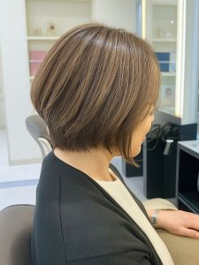 ミディアム・ミディアムヘアのカット・レングスのヘアカタログ・ヘアスタイル・髪型のイメージ・テイスト画像