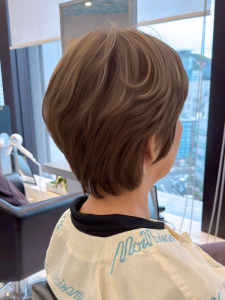 ミディアム・ミディアムヘアのカット・レングスのヘアカタログ・ヘアスタイル・髪型のイメージ・テイスト画像