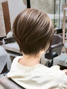 ミディアム・ミディアムヘアのカット・レングスのヘアカタログ・ヘアスタイル・髪型のイメージ・テイスト画像