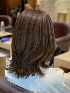 ミディアム・ミディアムヘアのカット・レングスのヘアカタログ・ヘアスタイル・髪型のイメージ・テイスト画像