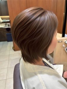 ミディアム・ミディアムヘアのカット・レングスのヘアカタログ・ヘアスタイル・髪型のイメージ・テイスト画像