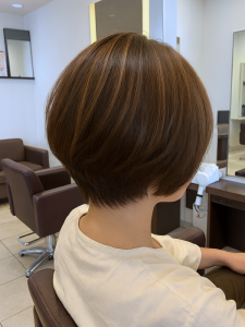 ミディアム・ミディアムヘアのカット・レングスのヘアカタログ・ヘアスタイル・髪型のイメージ・テイスト画像