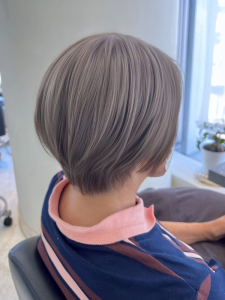 ミディアム・ミディアムヘアのカット・レングスのヘアカタログ・ヘアスタイル・髪型のイメージ・テイスト画像