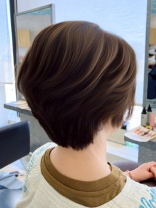 ミディアム・ミディアムヘアのカット・レングスのヘアカタログ・ヘアスタイル・髪型のイメージ・テイスト画像