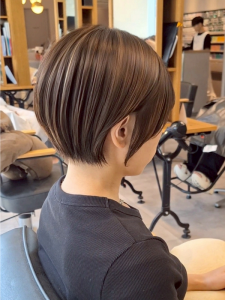 ミディアム・ミディアムヘアのカット・レングスのヘアカタログ・ヘアスタイル・髪型のイメージ・テイスト画像