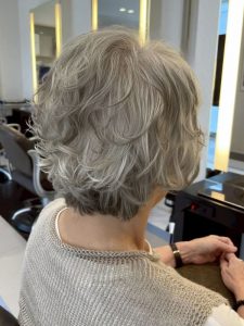 ミディアム・ミディアムヘアのカット・レングスのヘアカタログ・ヘアスタイル・髪型のイメージ・テイスト画像