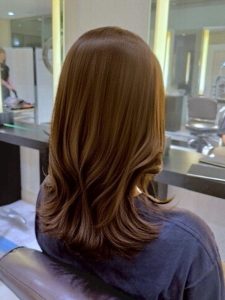 ミディアム・ミディアムヘアのカット・レングスのヘアカタログ・ヘアスタイル・髪型のイメージ・テイスト画像