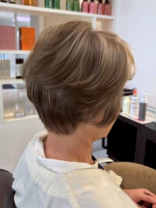 ミディアム・ミディアムヘアのカット・レングスのヘアカタログ・ヘアスタイル・髪型のイメージ・テイスト画像