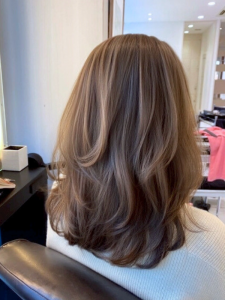 ミディアム・ミディアムヘアのカット・レングスのヘアカタログ・ヘアスタイル・髪型のイメージ・テイスト画像