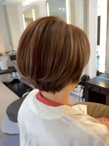 ミディアム・ミディアムヘアのカット・レングスのヘアカタログ・ヘアスタイル・髪型のイメージ・テイスト画像