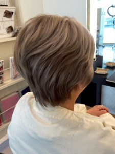 ミディアム・ミディアムヘアのカット・レングスのヘアカタログ・ヘアスタイル・髪型のイメージ・テイスト画像