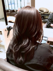 ミディアム・ミディアムヘアのカット・レングスのヘアカタログ・ヘアスタイル・髪型のイメージ・テイスト画像